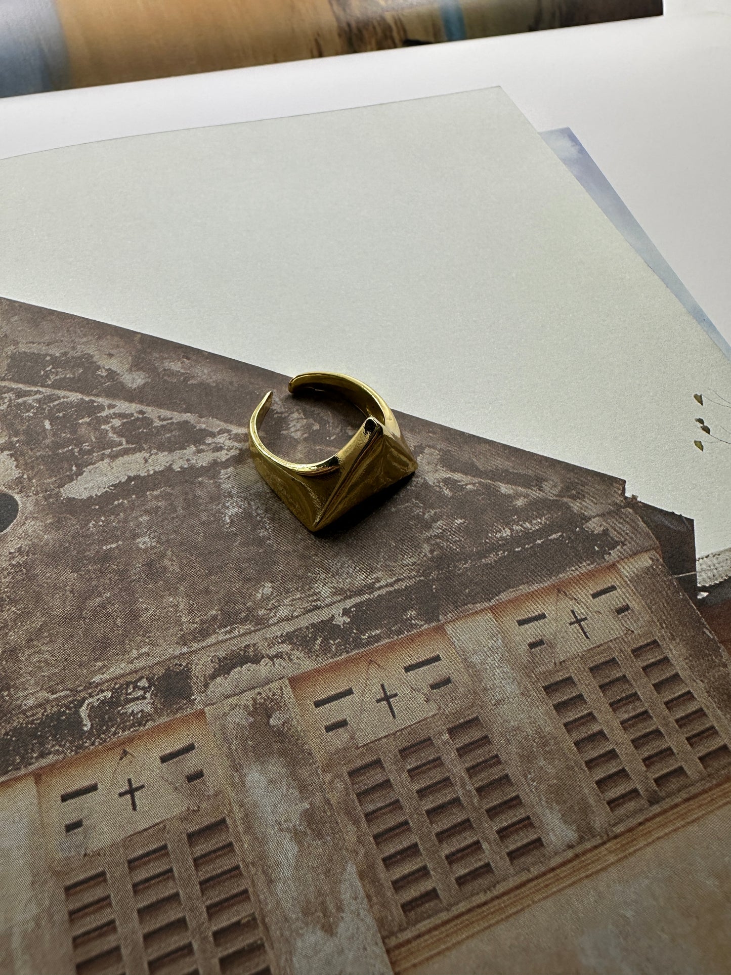 Anillo triángulo